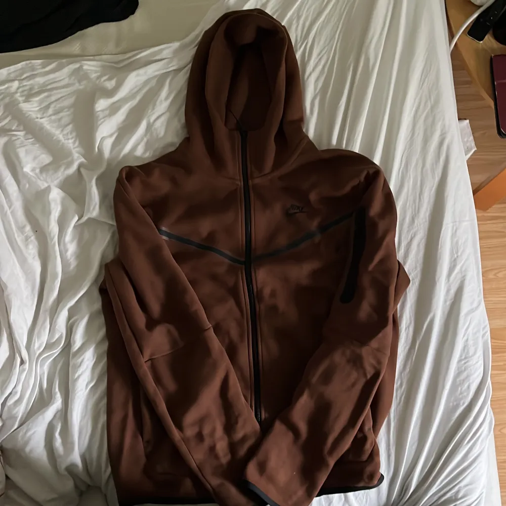 En äkta Nike hoodie i storlek M. Den har knappt använts och är så gott som ny. Original priset: 1500kr. Säljer den för 745kr. Hoodies.