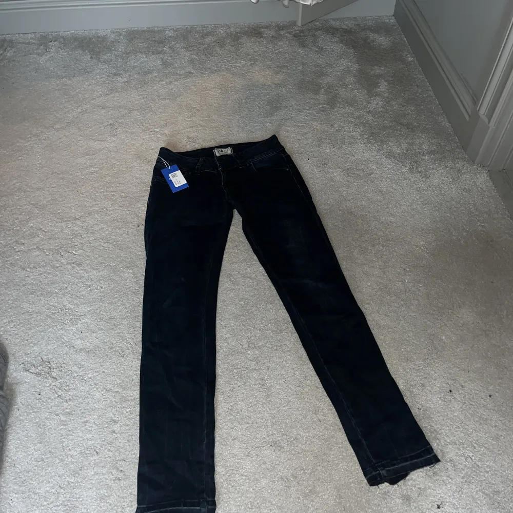 Jättesnygga mörkblå straight lågmidjade Jeans från LTB. Köpte de på Sellpy men de var lite korta på mig, därför säljer jag dom. Pris kan diskuteras💓. Jeans & Byxor.