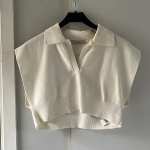 Vit stickad vest - Använd en gång, jättebra tjockt material, kortare och ”boxig” i modellen, krämvit, har kostat 379kr