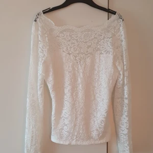 Topp från vila m-L - Vit topp strl L men passar även M då jag är M. Används utan bh (om så önskas) då förstärkning vid bröst finns. Helt ny/oanvänd  Pris 200kr 