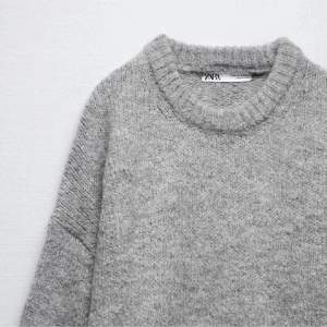 Säljer denna så fina gråa stickade tröjan från zara. Finns inte längre att köpa. Jättefint skick, inte myxket använd!!🩷