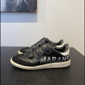Isabel marant sneakers - Sneakers från isabel marant i storlek 38. Är en 37 och dom passar mig. Använda men i väldigt bra skick. 