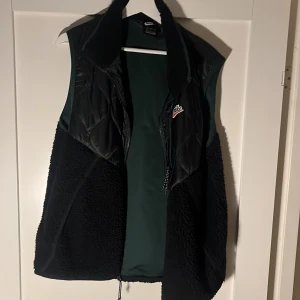 Nike Väst - Säljer min knappt använda Nike väst ifrån zalando förra året. nypris 1000kr säljer för 350