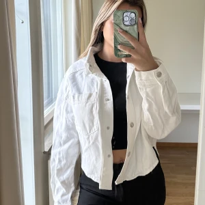 Vit jeansjacka - Vit jeansjacka som är lite oversized vilket gör de bra att kunna ha en hoodie under nu till hösten. 