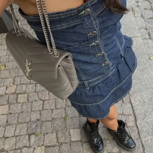 Jeansklänning  - Använd en gång, i jättefint skick.  Från fishbone, storlek 36 Om flera är intresserade så blir det budgivning.