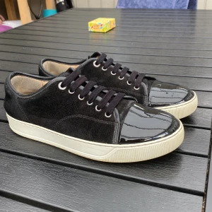 Lanvin skor - Jag säljer nu mina lanvin i svart dem är i storlek 40 men passar som 41-41,5 skorna skulle jag säja är i 8/10 i skicka det är lite repor men inget man ser om man inte kolla väldigt nära.