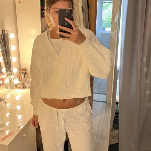 Stickade kofta  - Tjock stickad kofta i färgen benvit  från H&M.  Storleken är S men passar även M. Inga synliga defekter 💕😇