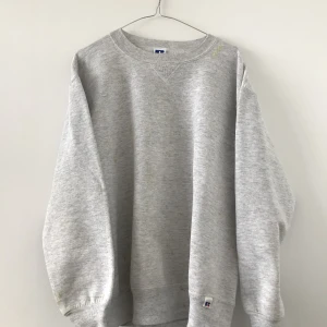 Grå russell - Säljer en grå russell athletic sweat i strl XL men sitter lite mindre. Har en del färgstänk men gör den bara fetare i min mening.