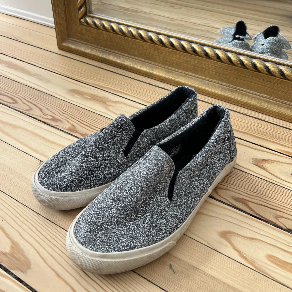 Glittriga slip ons 