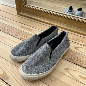 Glittriga slip ons  - Stl 37