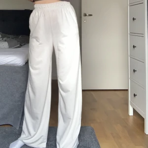 Beiga byxor  - Sköna beiga byxor. Storlek XS men är stretchiga!🤍