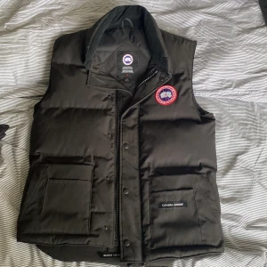 Canada Goose väst - Hej säljer min Canada Goose väst då jag inte använder den längre, västen är i storlek S men passar lika bra som M då de är min storlek. Den är i nyskick och knappt använd. Den är köpt på NK i Göteborg för 4800kr