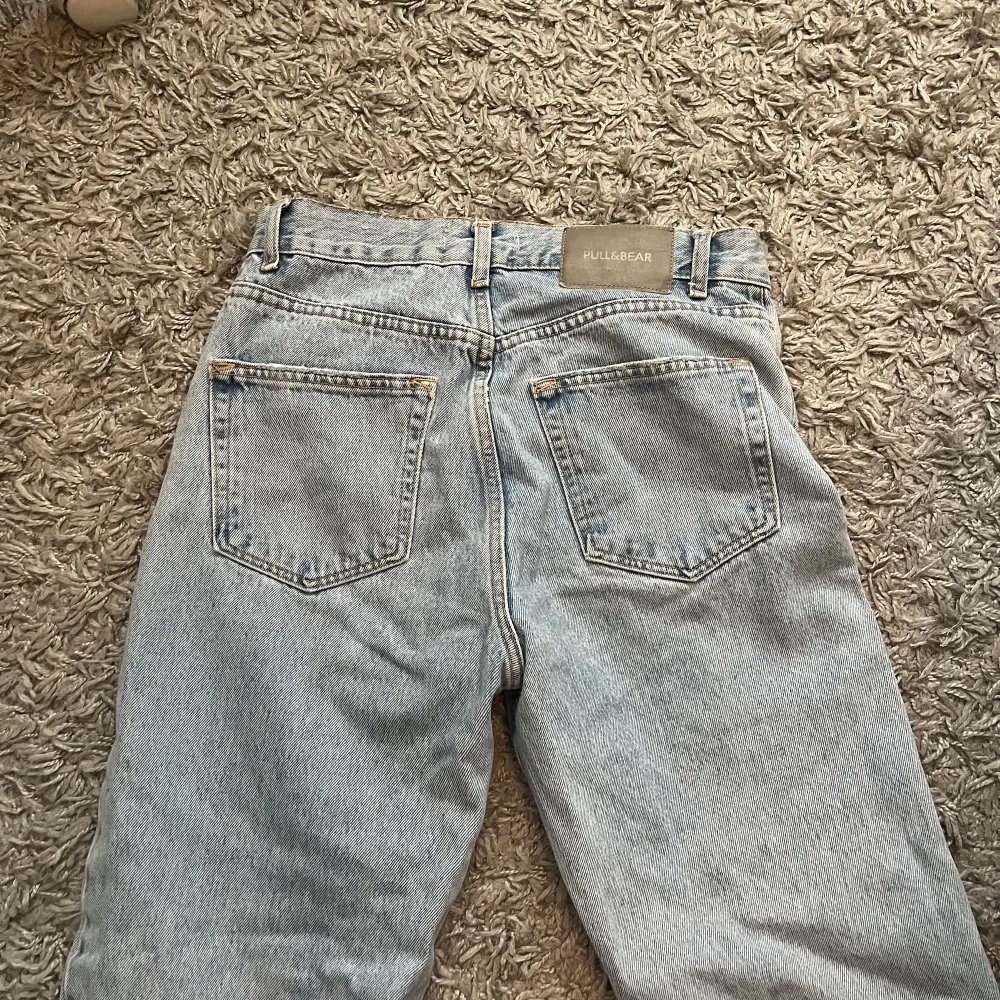 Säljer dessa fina jeans från pull and bear i storlek 36. De är högmidjade och använda ca 3 gånger. 💕. Jeans & Byxor.