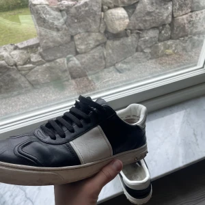 Valentino flycrew - Säljer mina eftertraktade valentino skor, nypris 6000