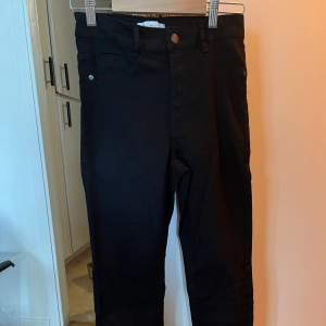 Ett par iprincip oanvända svarta Molly jeans, endast prövade 1 gång.🥰Säljer dessa då de är för korta i benen på mig! (Detta är petite modellen!!)  Väldigt snygga och basic jeans för ett bra pris!🤍