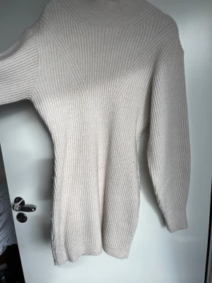 Stickad figursydd klänning st M - Super fin, insydd vid midjan storlek M passar M-XL