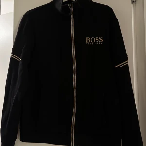Hugo boss tröja med dragkedja - Sparsamt använd Hugo boss tröja i storlek m