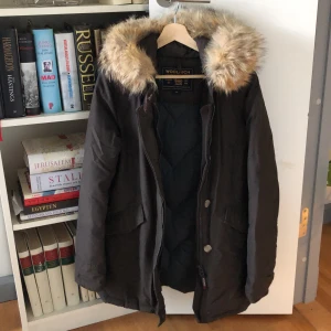 Woolrich jacka - Säljer min woolrichjacka i stl M, den är relativt liten i storleken och passar mig som är S i vanliga fall. Färgen är brun/olivgrön