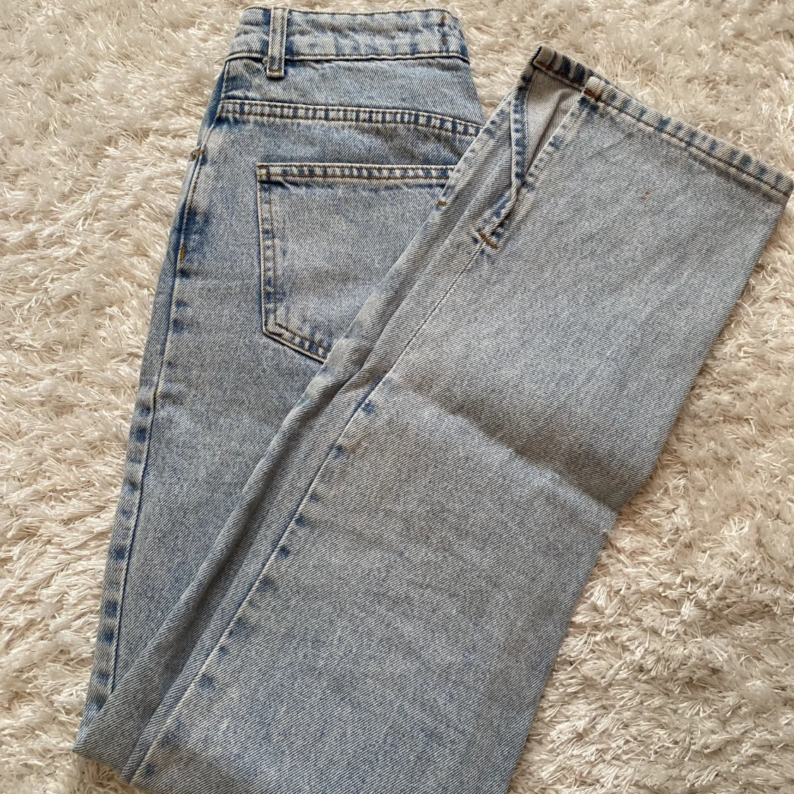 Ljusblå jeans med slits - 91