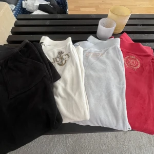Juciy couture byxor  - Säljer alla dessa juciy mjukisbyxor alla i storlek xs, säljer för 350kr styck och man kan köpa alla för 1000kr 