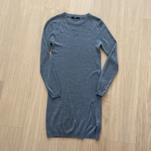 Stickad klänning  - Jätte fin välvårdad stickad klänning med slits. Sparsamt använd. Ej noppig alls!