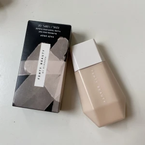 fenty beauty skin tint - Fenty Beauty Eaze Drop Blurring Skin Tint. helt ny, ej använd. säljer pga köpte fel färg. köpte för 400kr på Sephora. Färg: 1
