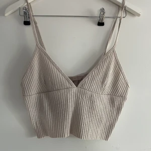 Beige linne  - Jättefint linne från H&M som endast är testat, linnet skulle jag säga passar både en m och en l men för mig som vanligtvis har s så är det för stort 
