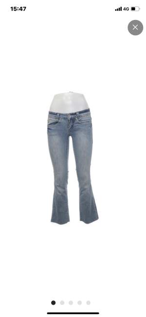 Säljare dessa skit snygga low waist jeans som jag köpte på Sellpy. Säljer som då som va för korta på mig som e 164 skulle säga att dom passar om man e 160 eller kortare. 