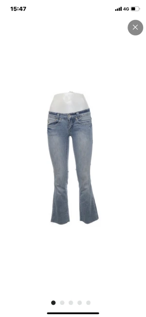 Low waist jeans  - Säljare dessa skit snygga low waist jeans som jag köpte på Sellpy. Säljer som då som va för korta på mig som e 164 skulle säga att dom passar om man e 160 eller kortare. 