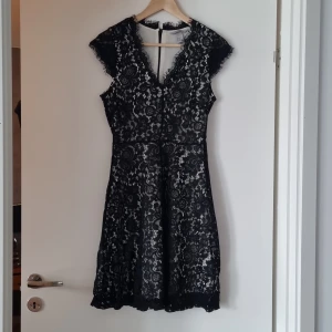 Klänning - Fin doetsklänning med ljust innerfoder. Dragkedja i ryggen.