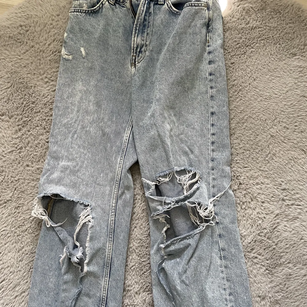 Två par högmidjade ljusblåa jeans! Båda är i fint skick. Dem till höger är från H&M och de till vänster är från lager 157. Skulle säga att storleken är 32/34. 100 kr styck eller 150 för båda💖. Jeans & Byxor.