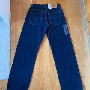 Helt nya Levi's jeans med lappar. Loose fit jeans med mörk färg som blivit populärt senaste åren