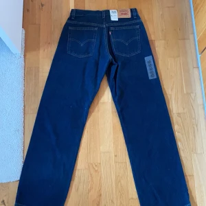 Levi's Loose Fit Jeans Size 8(29-30) - Helt nya Levi's jeans med lappar. Loose fit jeans med mörk färg som blivit populärt senaste åren