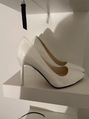 Vita klackar  - Helt nya oanvända vita klackar, säljer pga att dem är för stora för mig. Väldigt bekväma och perfekt för dem med bredare fötter. Strl 39/40 passar även 41. Pris kan diskuteras