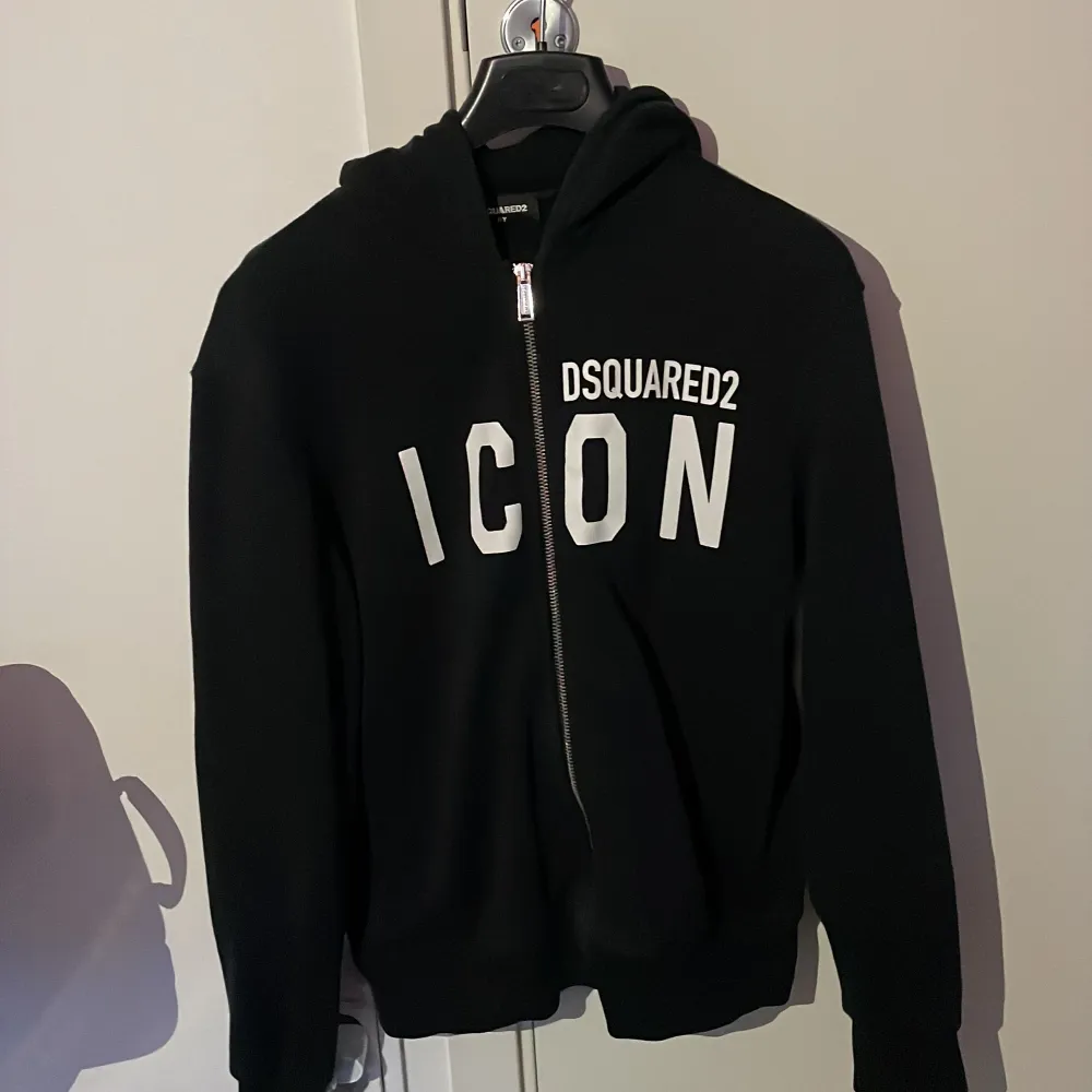 En svart zip hoodie från dsquared 2.  Str 14 år men sitter som en xs. Köpt på nk i Stockholm.  Nypris 1845kr Mitt pris 500kr. Hoodies.