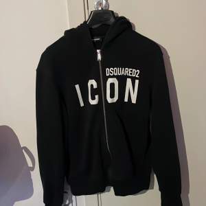 En svart zip hoodie från dsquared 2.  Str 14 år men sitter som en xs. Köpt på nk i Stockholm.  Nypris 1845kr Mitt pris 500kr