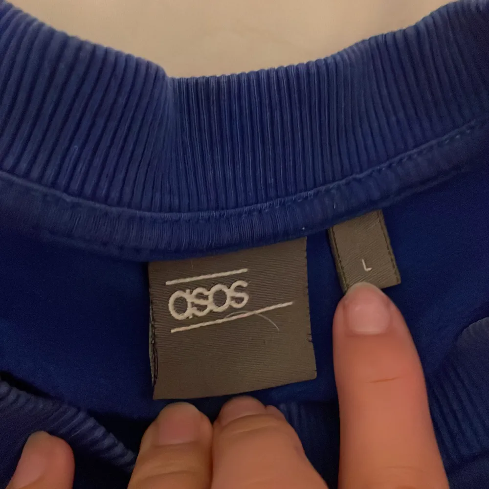 Sweatshirt från ASOS insydd i midjan så den får en perfekt passform. Tröjor & Koftor.
