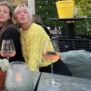 gul stickad-tröja från zara - så himla fin stickad sommartröja från zara! köpt förra sommarn och använd ungefär två gånger men är precis som ny!💕