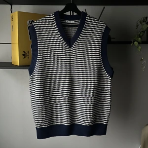 Stickad väst  - Västen är köpt på Zara i Paris och är alldrig använd och är alltså i nyskick. Meddela vid frågor eller intresse !