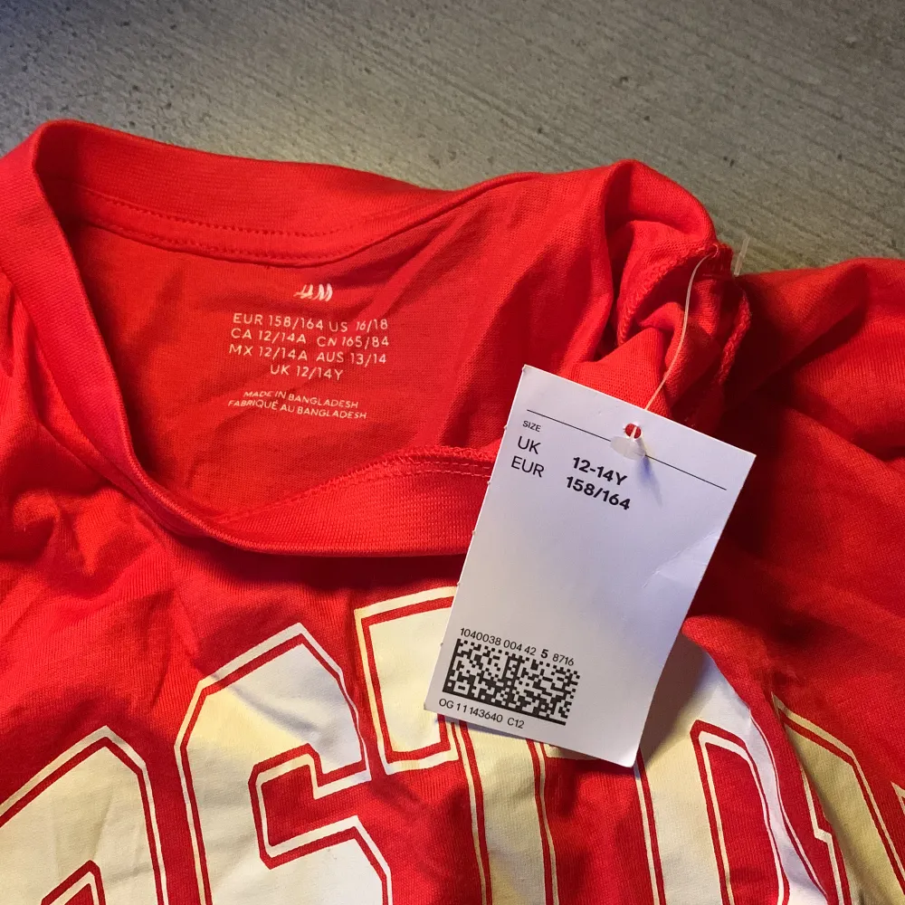 Jag säljer denna röda t-shirt med vit text på framsidan. Jag har aldrig använt den och prislappen är kvar. Den är även typ magtröja. . T-shirts.