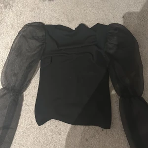 Svart fest topp - Säljer denna vackra fest tröja fårn Nelly.
