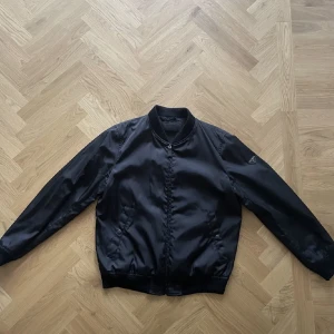 Prada bomberjacka  - Svart Prada bomberjacka i fint skick. Skriv vid funderingar eller frågor! Priset kan diskuteras vid en snabb affär. Ny pris: ~ 12 000kr