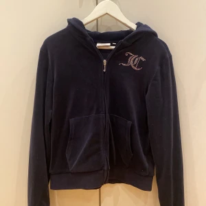Juciy couture - tröja  - Säljer min fina mörkblåa Juciy couture tröja. Köpt på NK och endas andvänt några gånger.