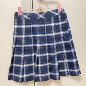 Blå rutig kjol från H&M, använd ett fåtal gånger. Storlek 32/XXS