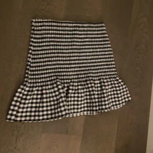 Hm kjol - Säljer en fin sommarkjol med perfekt passform. Köpt för 199 men säljer för 129 plus frakt. Inga defekter. Strl S