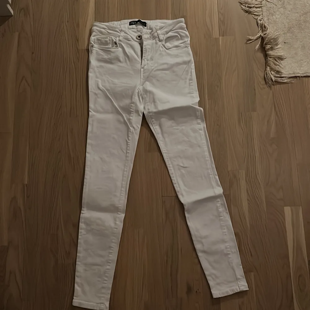 Säljer dessa lågmidjde vita jeans från zara som är i nyskick. Jeans & Byxor.