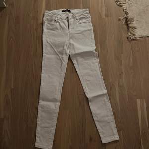Säljer dessa lågmidjde vita jeans från zara som är i nyskick