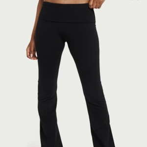 Yoga pants - Säljer dessa lågmidjade yoga pants ifrån Nelly som man kan vika ned i storlek xs. De går med till fötterna på mig som är 173cm😁