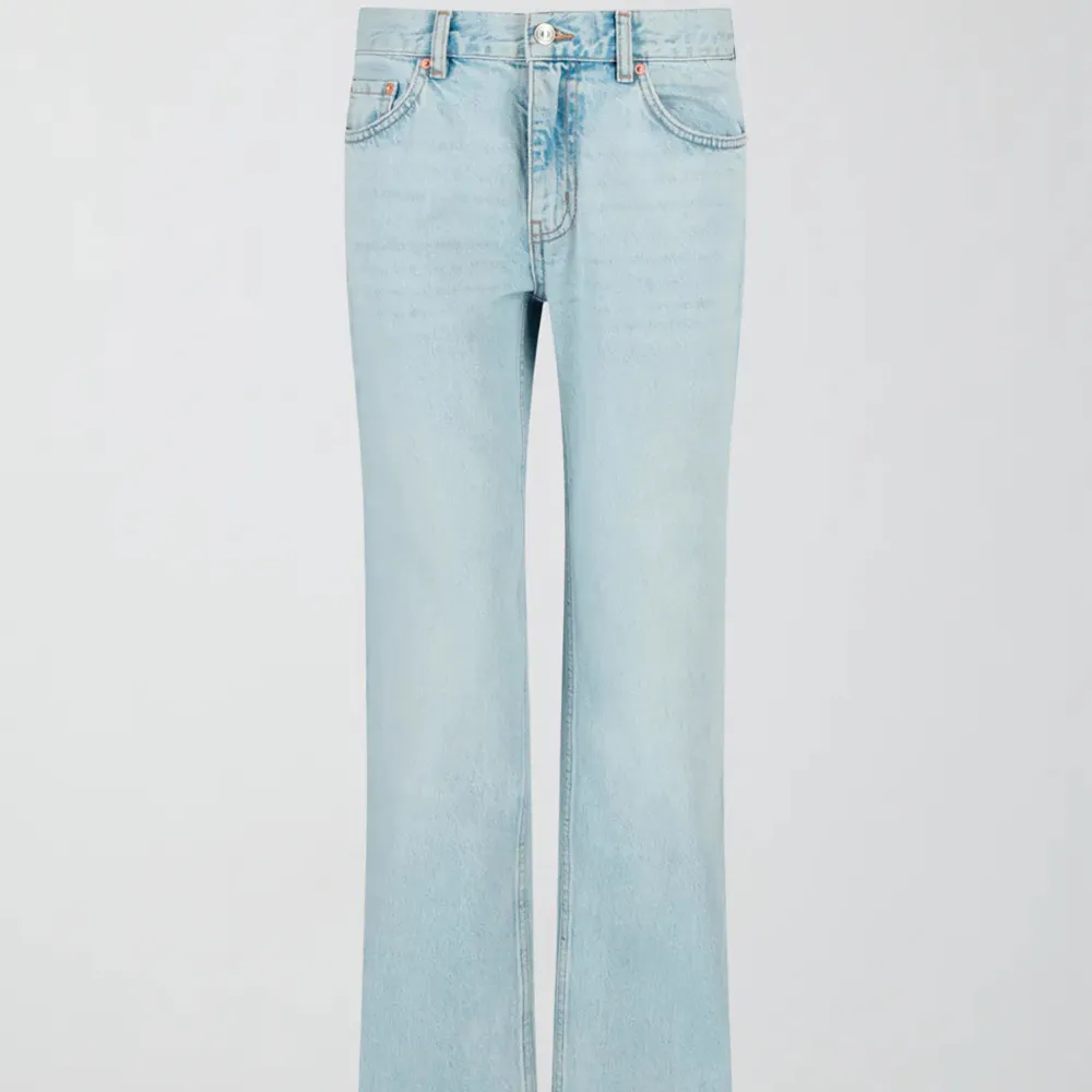 Fina jeans från Gina Tricot som är ganska populära och slutsålda för tillfället!!💕🙏🏼 Inga defekter och använda Max 1-2 gånger, säljer pga att de inte kommer t användning!💘 KP för fler bilder! (Pris går o diskuteras). Jeans & Byxor.