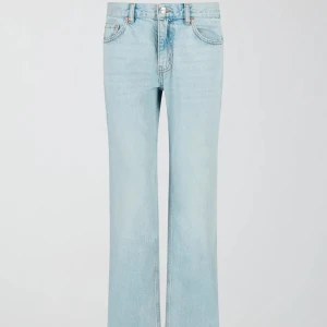 Low Straight Jeans - Fina jeans från Gina Tricot som är ganska populära och slutsålda för tillfället!!💕🙏🏼 Inga defekter och använda Max 1-2 gånger, säljer pga att de inte kommer t användning!💘 KP för fler bilder! (Pris går o diskuteras)